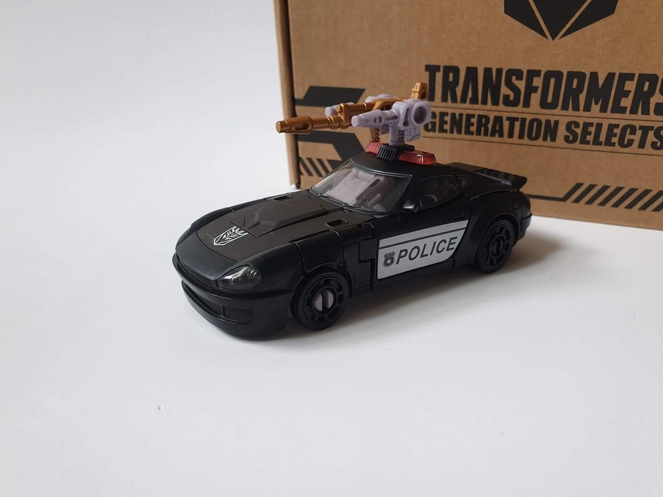 Transformers News: In-Hand Pictures of NETFLIX Transformers War for Cybertron Barricade
