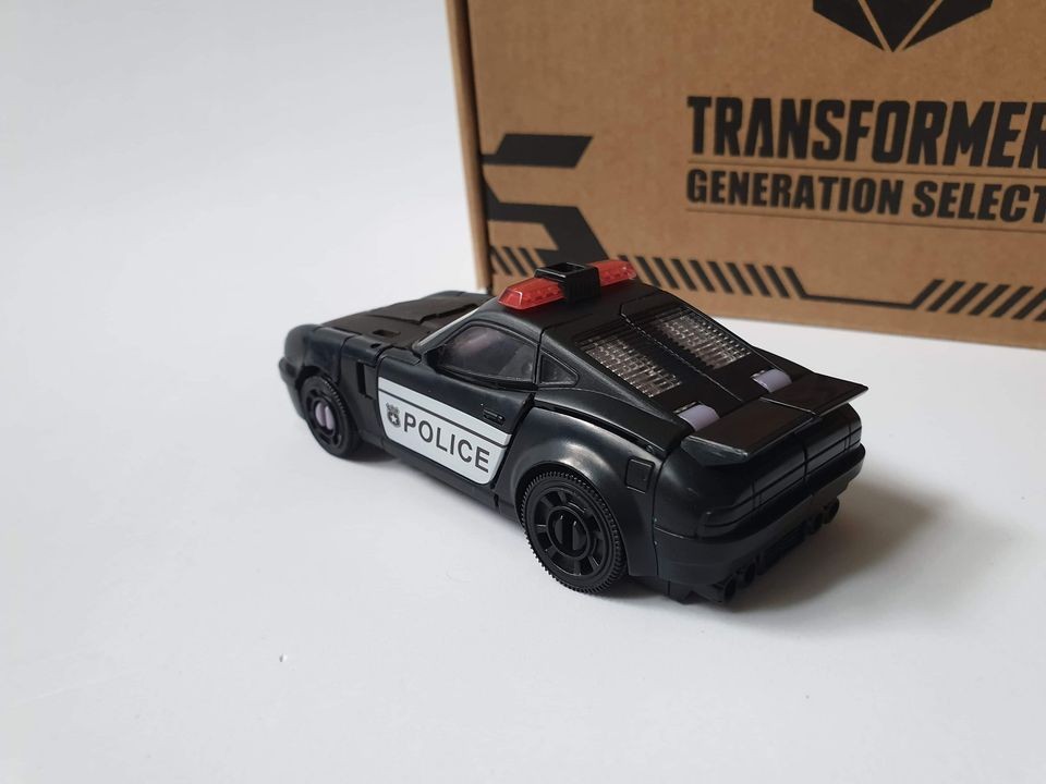 Transformers News: In-Hand Pictures of NETFLIX Transformers War for Cybertron Barricade