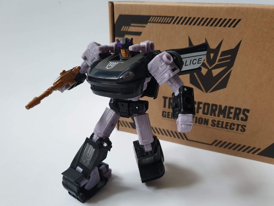 Transformers News: In-Hand Pictures of NETFLIX Transformers War for Cybertron Barricade
