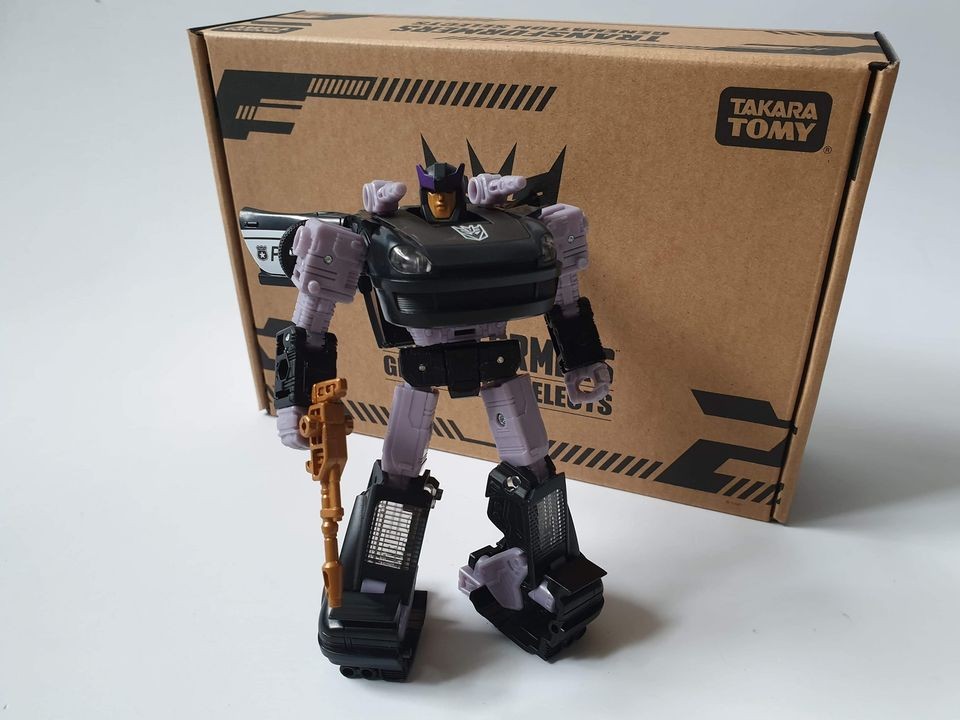Transformers News: In-Hand Pictures of NETFLIX Transformers War for Cybertron Barricade
