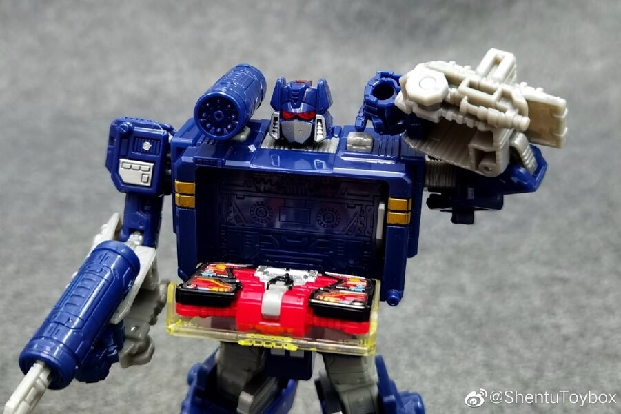 Transformers News: New In-Hand Photos of Netflix Transformers Voyager Class Soundwave with Ravage and Lazerbeak