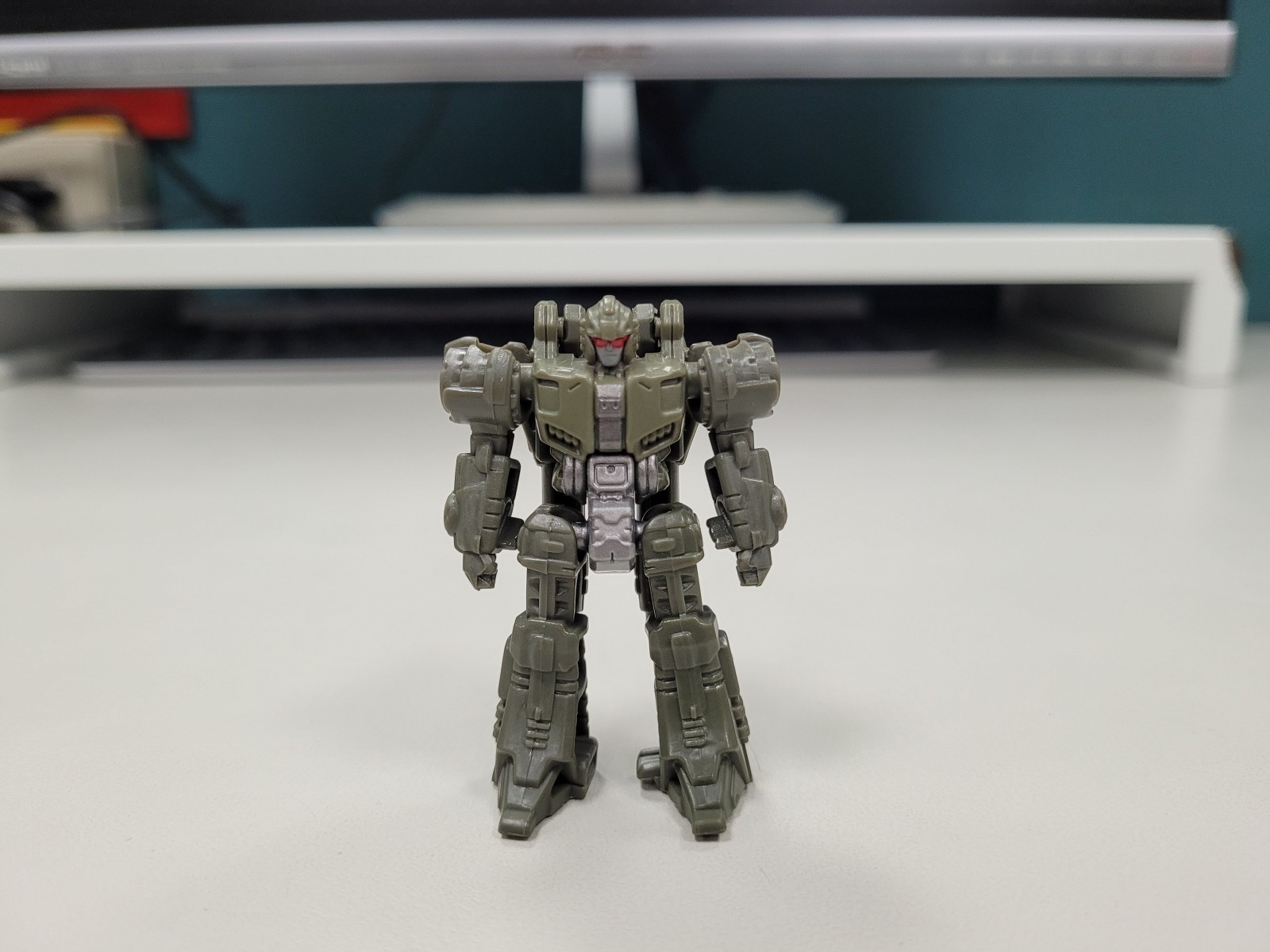 Transformers News: In Hand Images of Netflix Wave 3 Voyagers with Comparisons Transformers News: In Hand Images of Netflix Wave 3 Voyagers with Comparisons