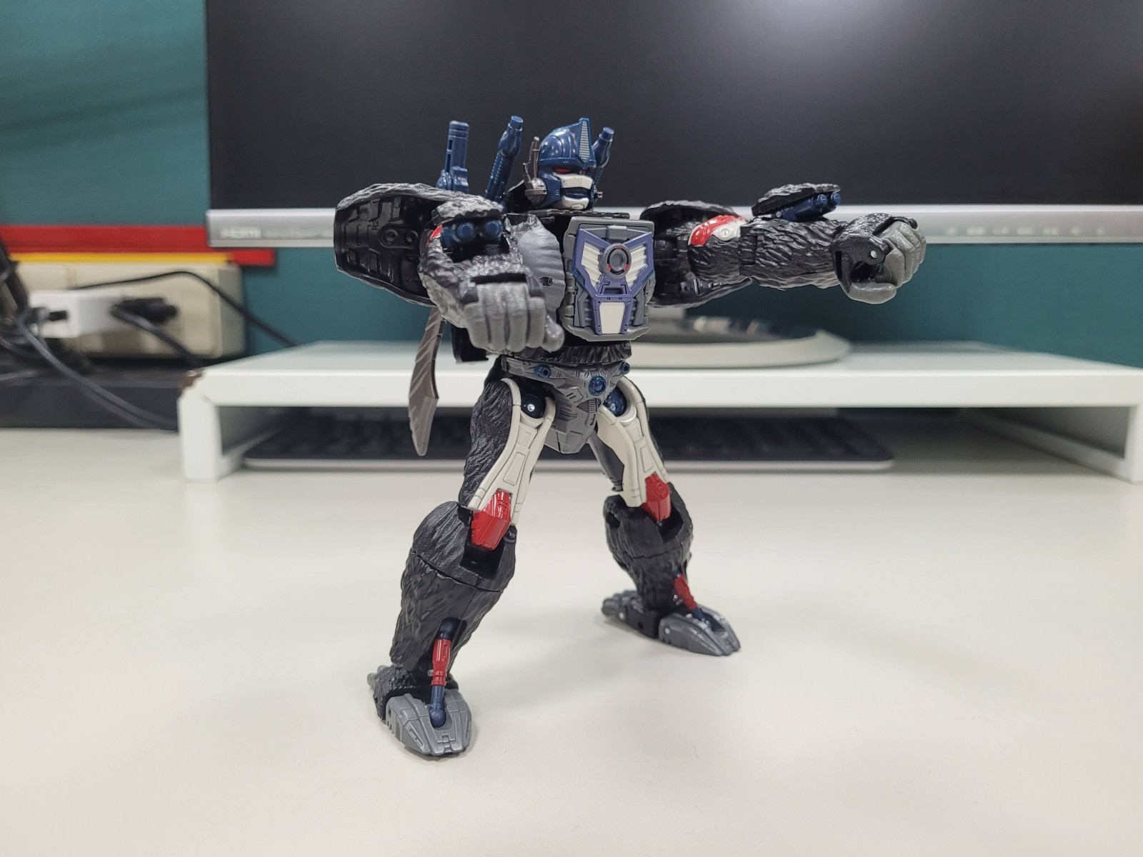 Transformers News: In Hand Images of Netflix Wave 3 Voyagers with Comparisons Transformers News: In Hand Images of Netflix Wave 3 Voyagers with Comparisons