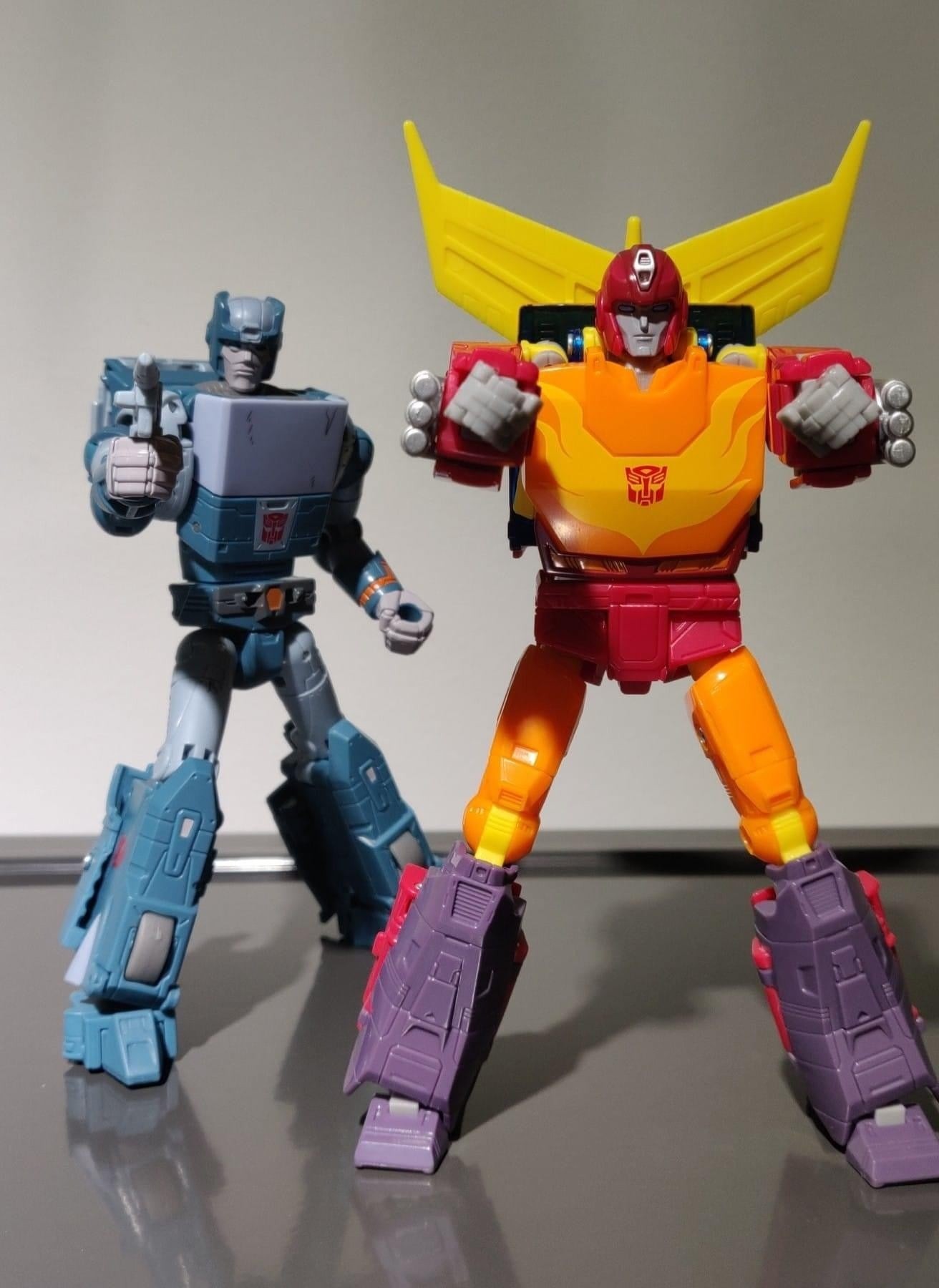 Transformers News: In Hand Images of Transformers Buzzworthy SS Kup Transformers News: In Hand Images of Transformers Buzzworthy SS Kup
