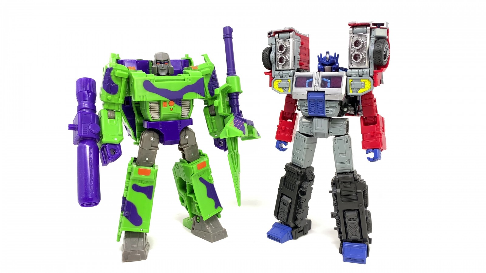 Transformers News: In Hand Images of Legacy Leader Laser Optimus Prime Transformers News: In Hand Images of Legacy Leader Laser Optimus Prime