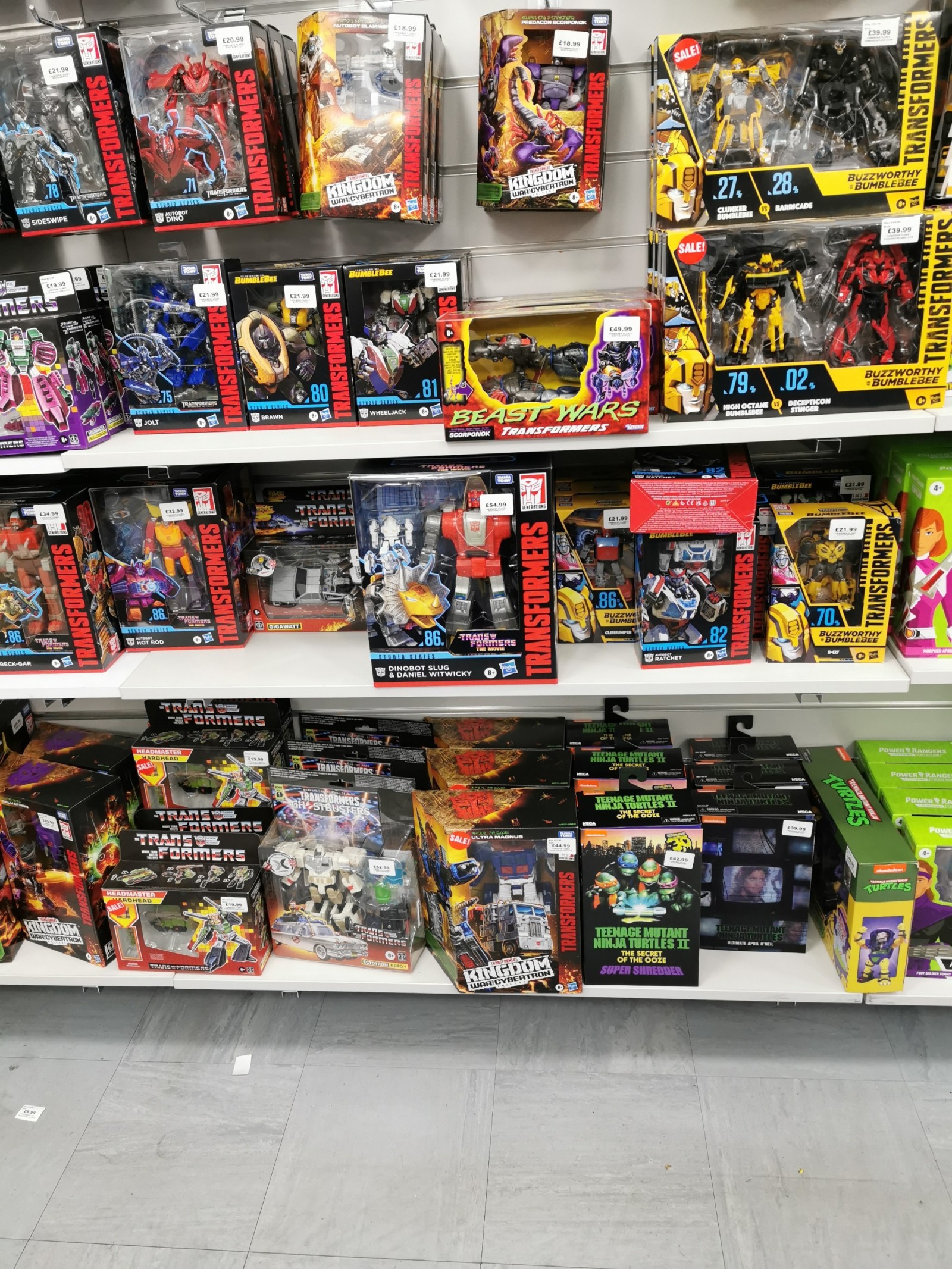 Transformers News: New Buzzworthy Bumblebee SS Deluxes Found in the US and UK Transformers News: New Buzzworthy Bumblebee SS Deluxes Found in the US and UK