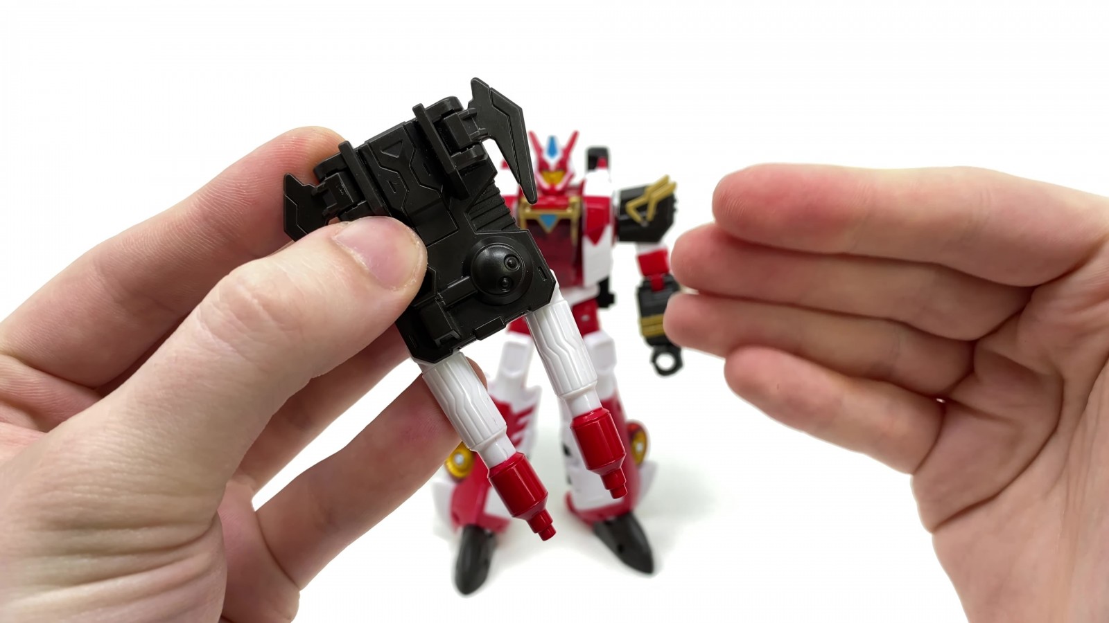 Transformers News: More Images of Walmart Exclusive Voyager Cybertron Override Show us it is a Completely New Mold Transformers News: More Images of Walmart Exclusive Voyager Cybertron Override Show us it is a Completely New Mold