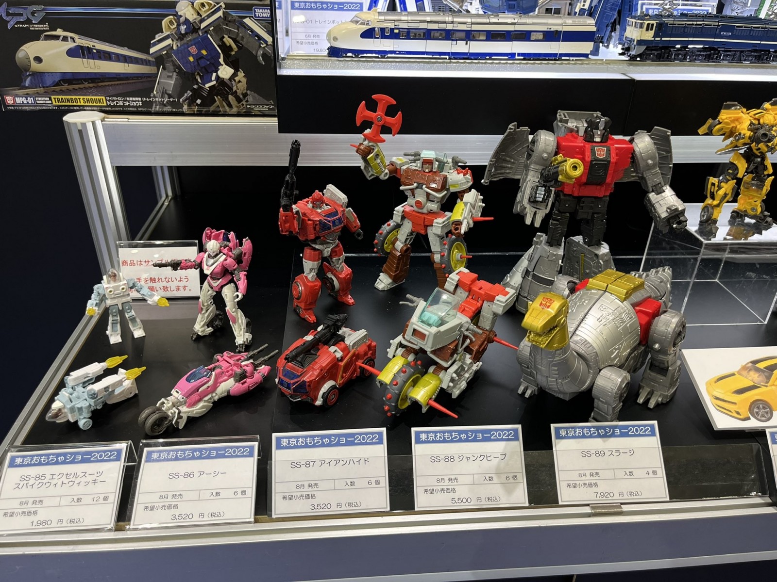 Transformers News: Images of Upcoming Masterpiece Toys at Tokyo Toy Show Give us an Idea of their Size Transformers News: Images of Upcoming Masterpiece Toys at Tokyo Toy Show Give us an Idea of their Size