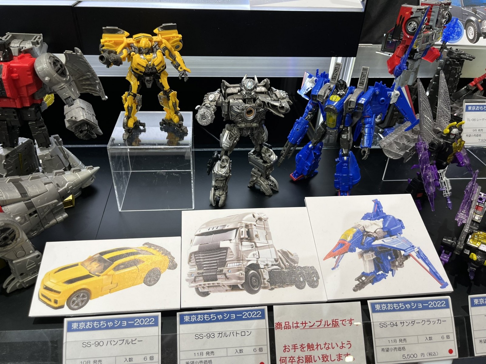 Transformers News: Images of Upcoming Masterpiece Toys at Tokyo Toy Show Give us an Idea of their Size Transformers News: Images of Upcoming Masterpiece Toys at Tokyo Toy Show Give us an Idea of their Size