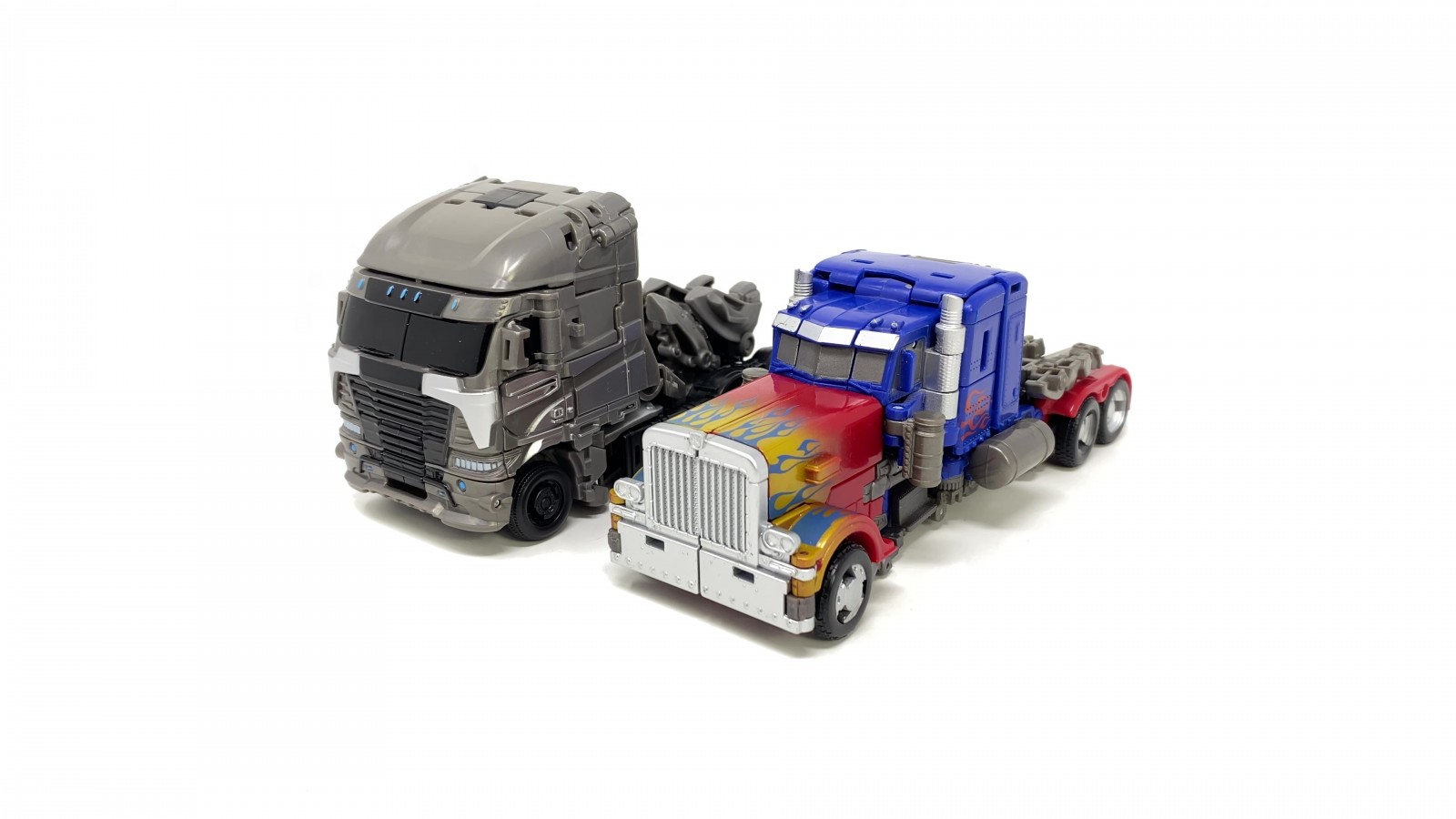 Transformers News: In Hand Images of Transformers Studio Series Galvatron and Arcee