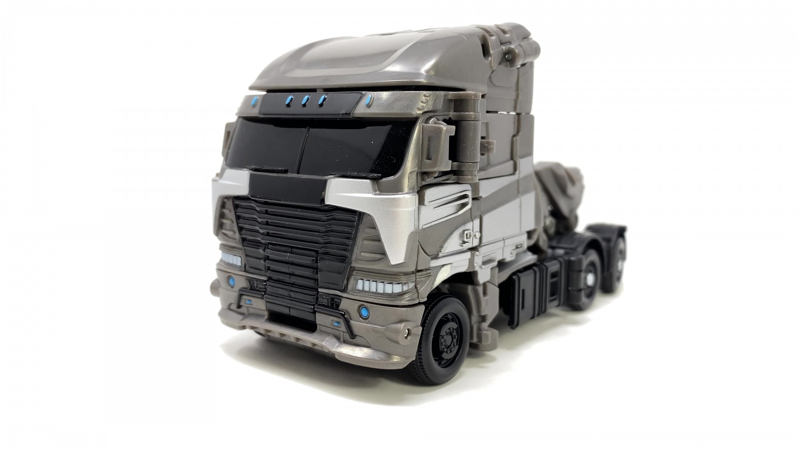 Transformers News: In Hand Images of Transformers Studio Series Galvatron and Arcee