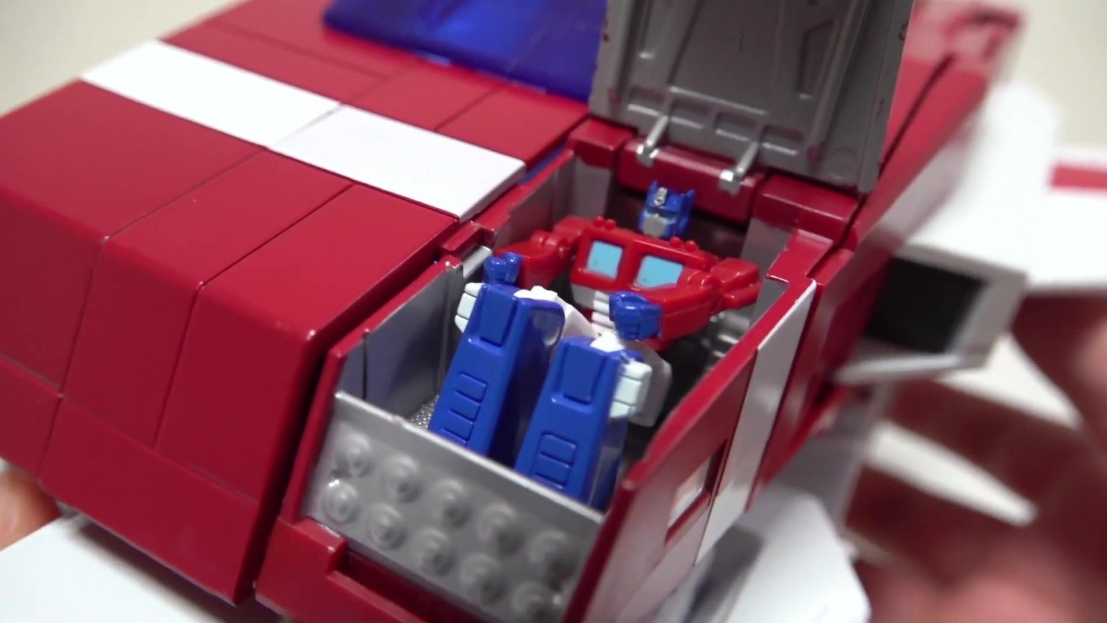 Transformers News: MP-57 Masterpiece Skyfire/Jetfire Review Shows a Different Scale Interpretation than Siege Line Transformers News: MP-57 Masterpiece Skyfire/Jetfire Review Shows a Different Scale Interpretation than Siege Line