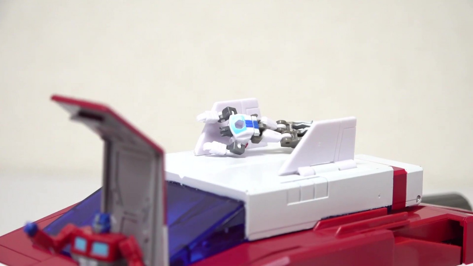 Transformers News: MP-57 Masterpiece Skyfire/Jetfire Review Shows a Different Scale Interpretation than Siege Line Transformers News: MP-57 Masterpiece Skyfire/Jetfire Review Shows a Different Scale Interpretation than Siege Line