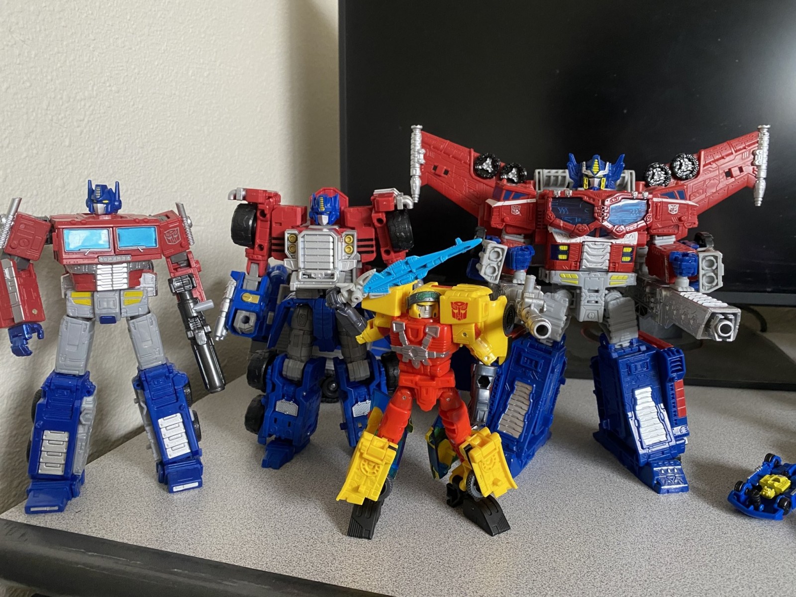 Transformers News: More Images of Legacy Commander Armada Prime Show All Modes, Size Comparisons and Removable Matrix Transformers News: More Images of Legacy Commander Armada Prime Show All Modes, Size Comparisons and Removable Matrix