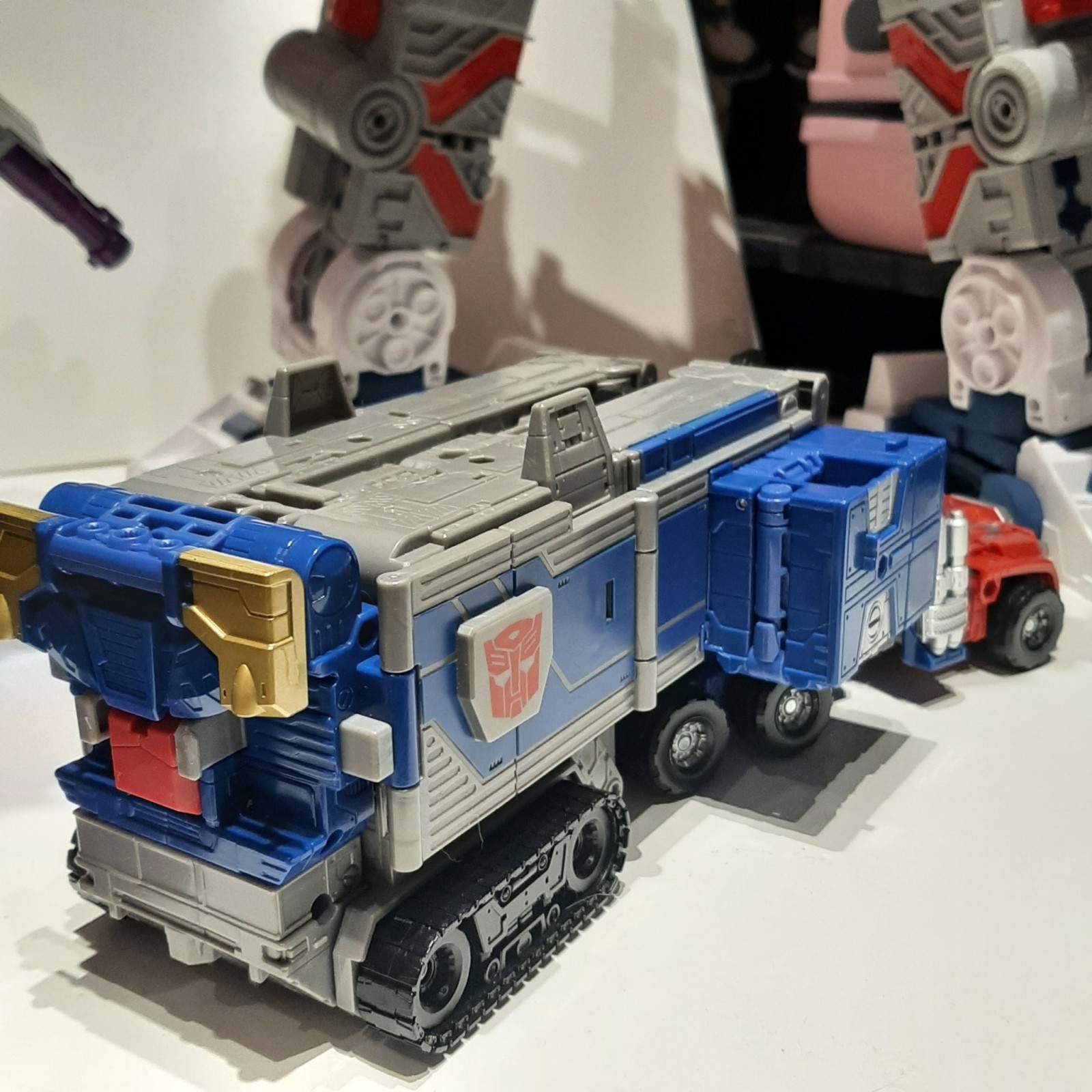 Transformers News: More Images of Legacy Commander Armada Prime Show All Modes, Size Comparisons and Removable Matrix Transformers News: More Images of Legacy Commander Armada Prime Show All Modes, Size Comparisons and Removable Matrix