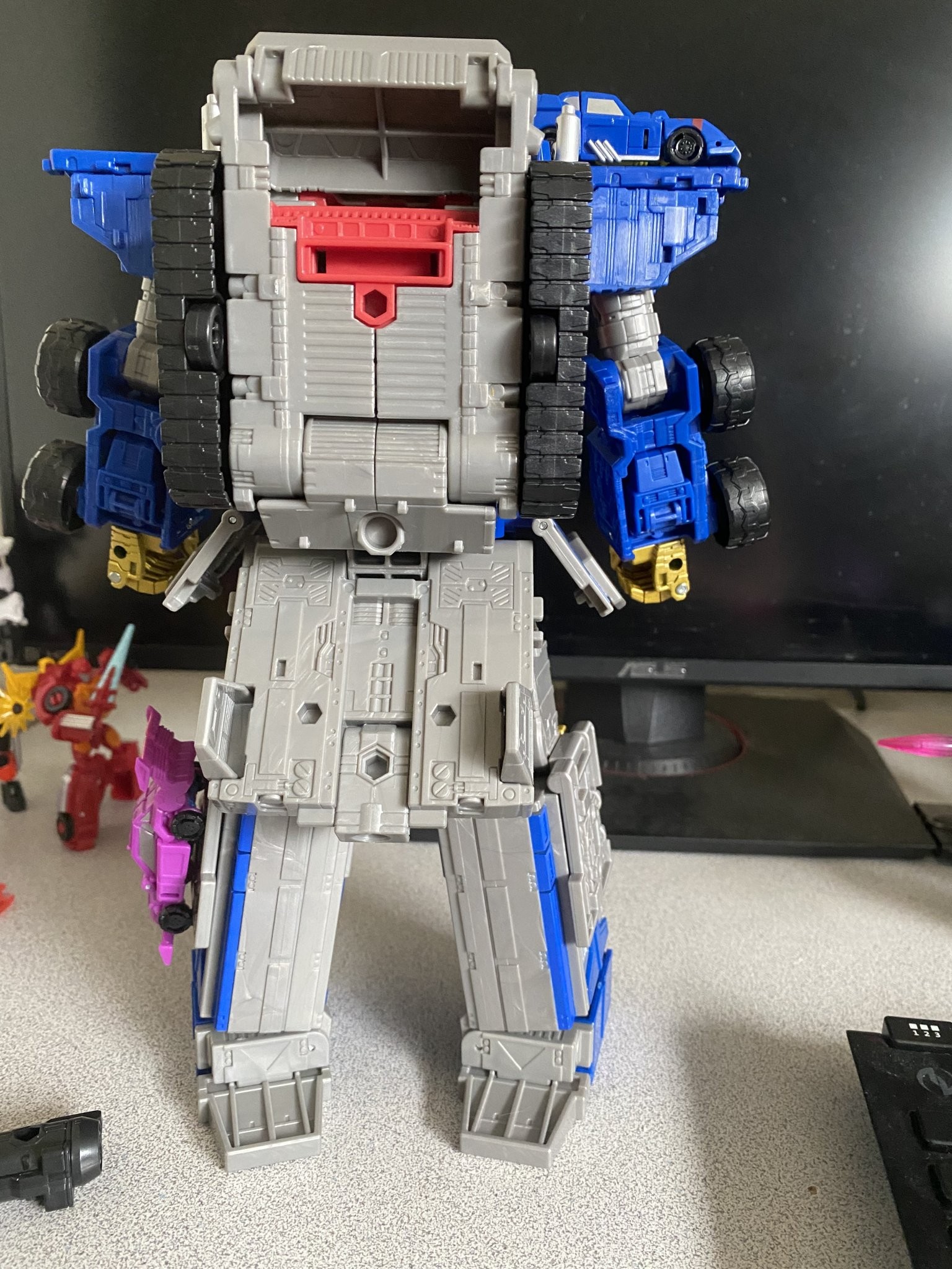Transformers News: More Images of Legacy Commander Armada Prime Show All Modes, Size Comparisons and Removable Matrix Transformers News: More Images of Legacy Commander Armada Prime Show All Modes, Size Comparisons and Removable Matrix