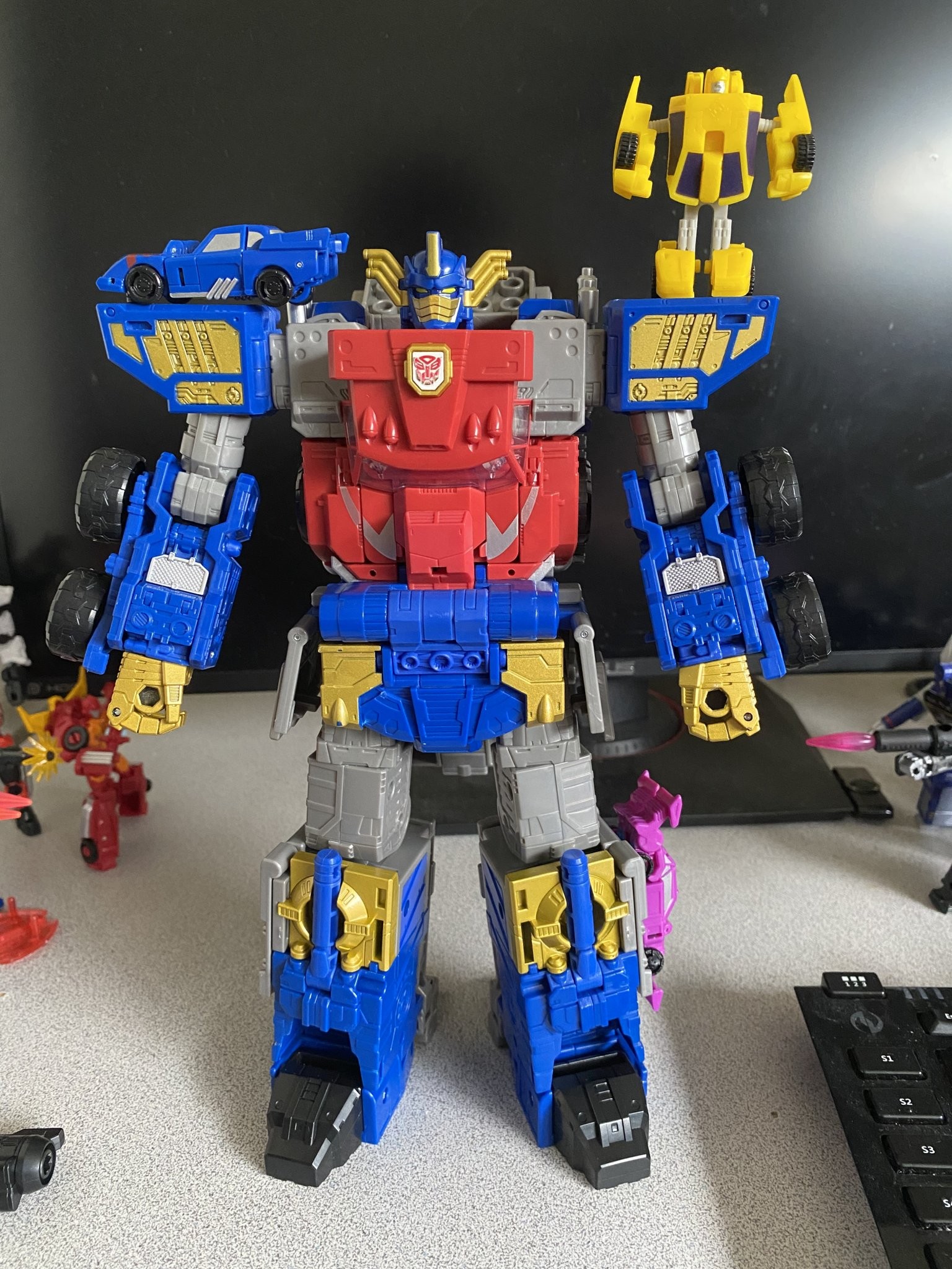Transformers News: More Images of Legacy Commander Armada Prime Show All Modes, Size Comparisons and Removable Matrix Transformers News: More Images of Legacy Commander Armada Prime Show All Modes, Size Comparisons and Removable Matrix