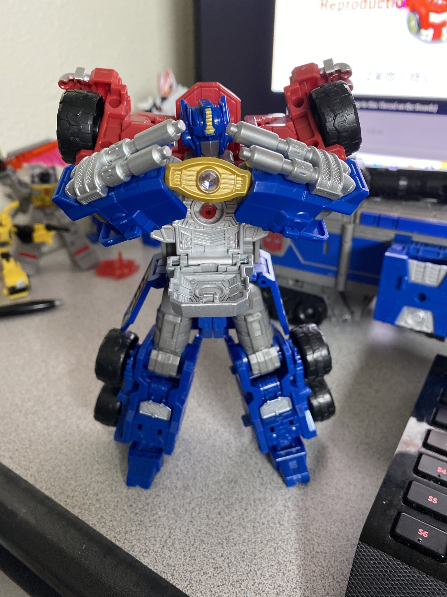 Transformers News: More Images of Legacy Commander Armada Prime Show All Modes, Size Comparisons and Removable Matrix Transformers News: More Images of Legacy Commander Armada Prime Show All Modes, Size Comparisons and Removable Matrix