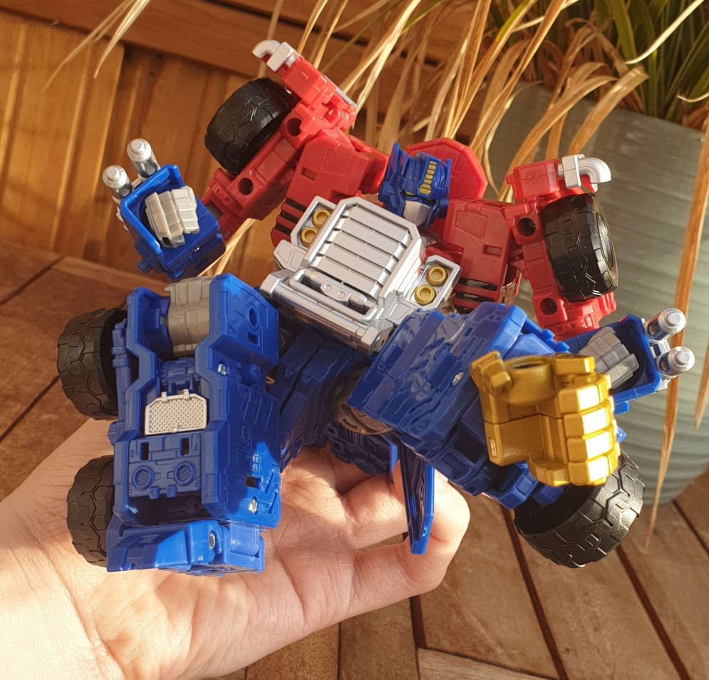 Transformers News: More Images of Legacy Commander Armada Prime Show All Modes, Size Comparisons and Removable Matrix Transformers News: More Images of Legacy Commander Armada Prime Show All Modes, Size Comparisons and Removable Matrix
