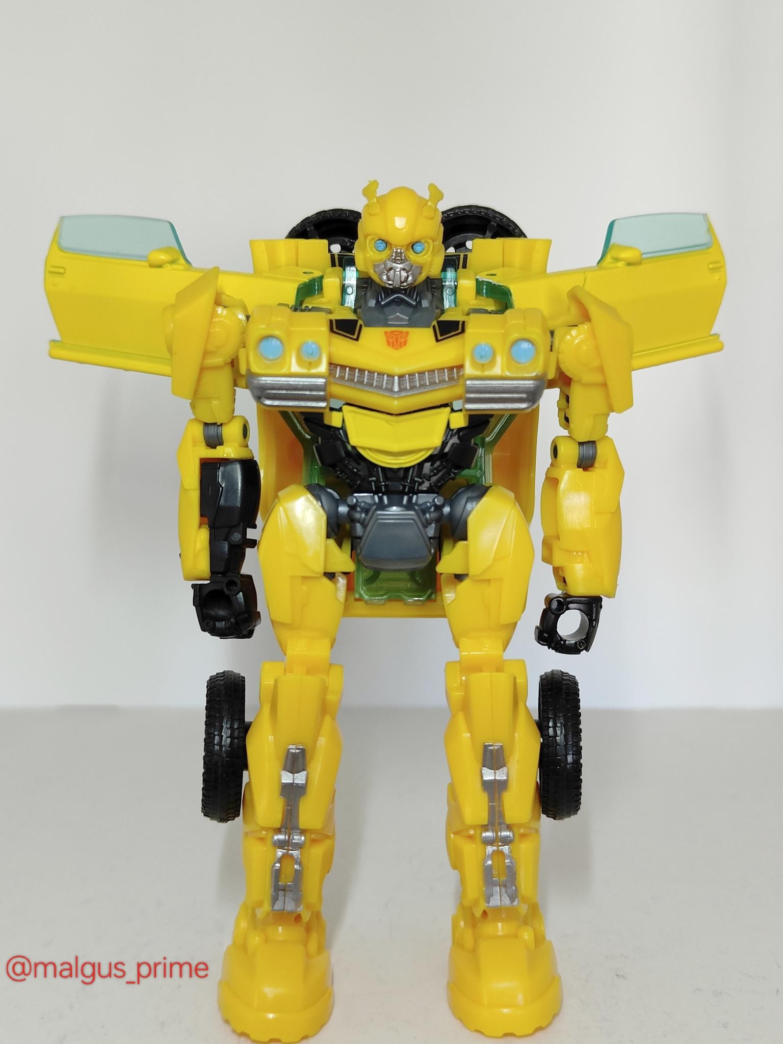 Transformers News: Video Reiews for Deluxe ROTB Mainline Bumblebee and Comparison with SS 100 ROTB Bumblebee Transformers News: Video Reiews for Deluxe ROTB Mainline Bumblebee and Comparison with SS 100 ROTB Bumblebee