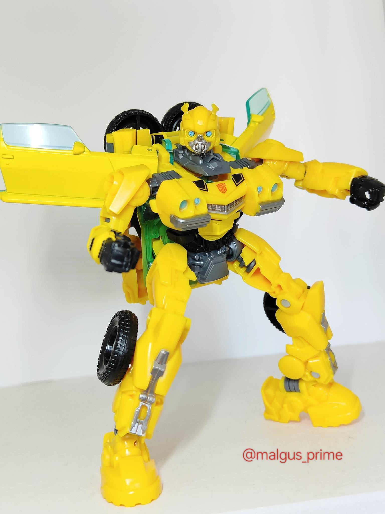 Transformers News: Video Reiews for Deluxe ROTB Mainline Bumblebee and Comparison with SS 100 ROTB Bumblebee Transformers News: Video Reiews for Deluxe ROTB Mainline Bumblebee and Comparison with SS 100 ROTB Bumblebee