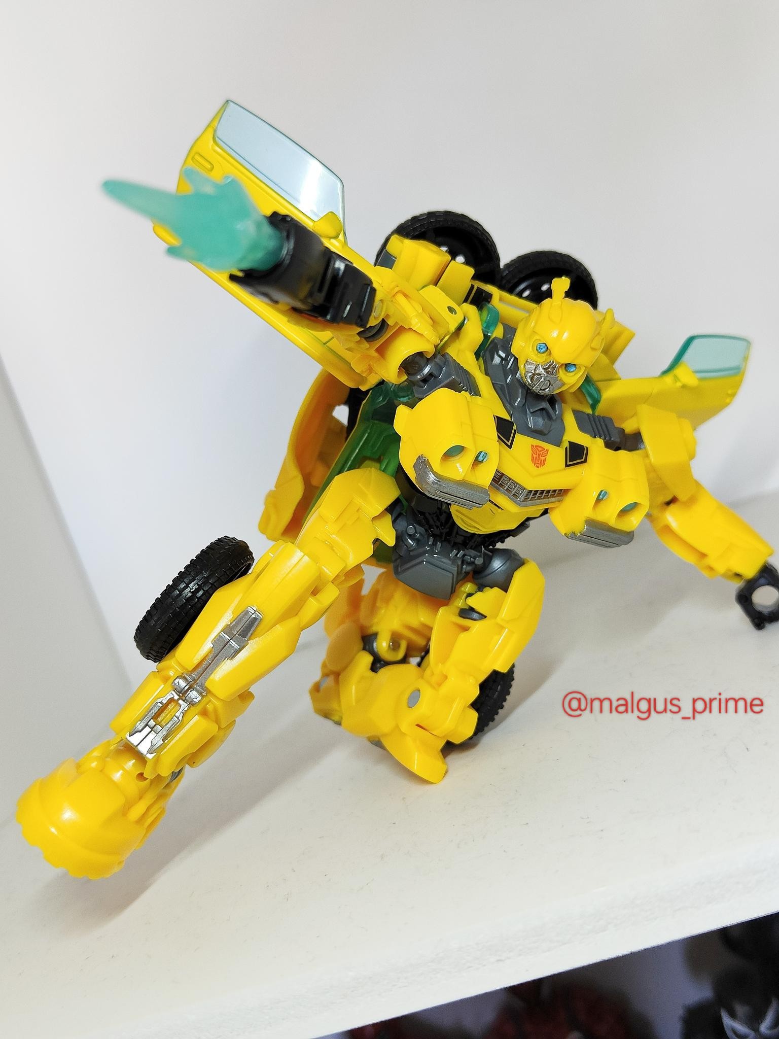 Transformers News: Video Reiews for Deluxe ROTB Mainline Bumblebee and Comparison with SS 100 ROTB Bumblebee Transformers News: Video Reiews for Deluxe ROTB Mainline Bumblebee and Comparison with SS 100 ROTB Bumblebee