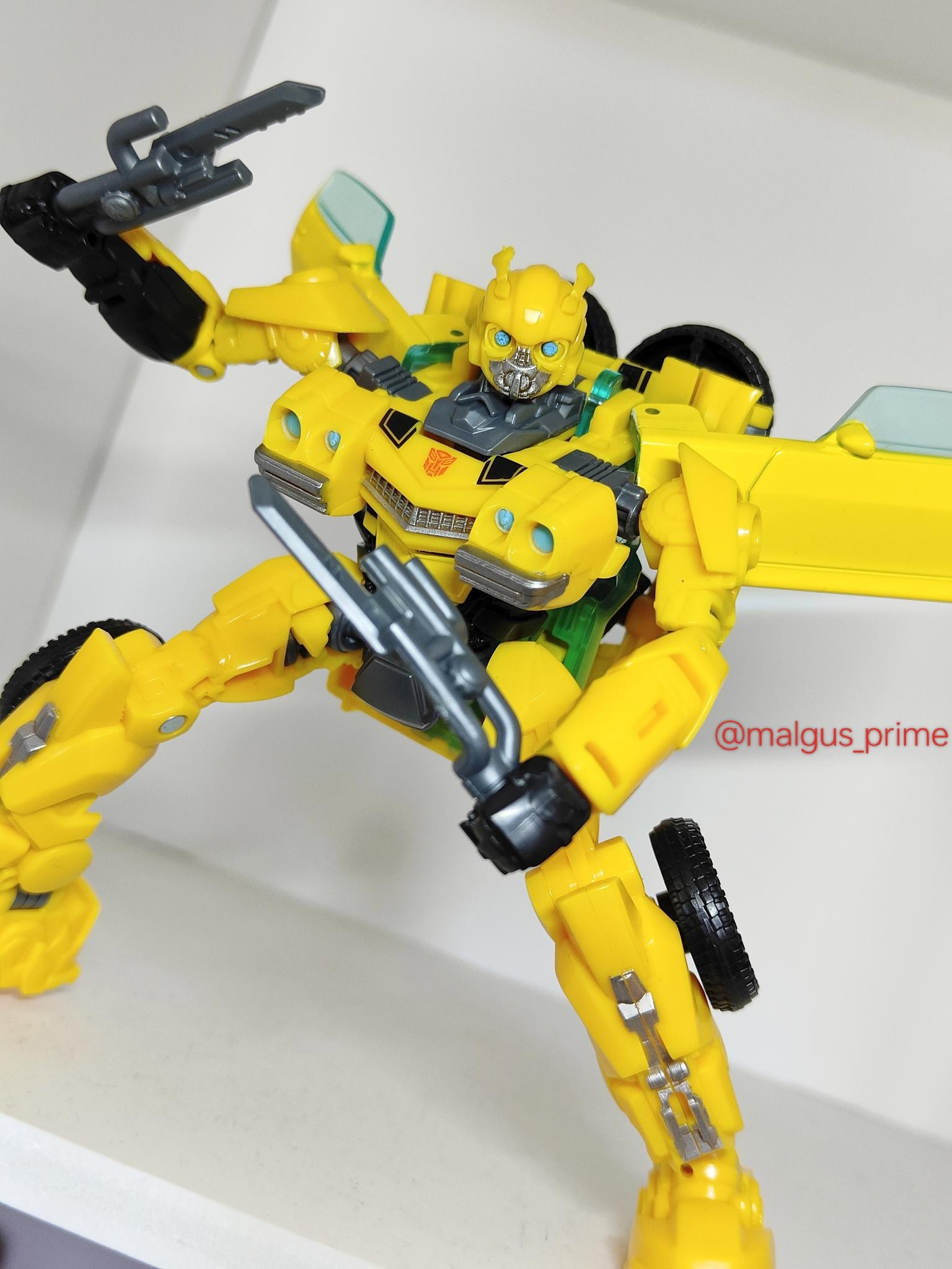 Transformers News: Video Reiews for Deluxe ROTB Mainline Bumblebee and Comparison with SS 100 ROTB Bumblebee Transformers News: Video Reiews for Deluxe ROTB Mainline Bumblebee and Comparison with SS 100 ROTB Bumblebee