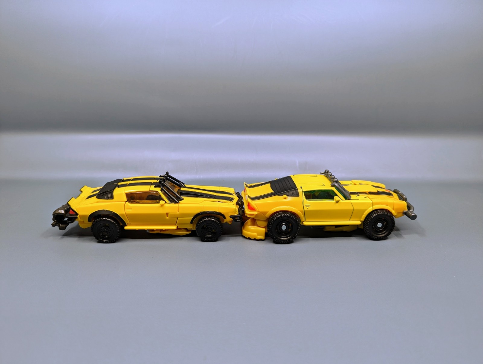 Transformers News: Video Reiews for Deluxe ROTB Mainline Bumblebee and Comparison with SS 100 ROTB Bumblebee Transformers News: Video Reiews for Deluxe ROTB Mainline Bumblebee and Comparison with SS 100 ROTB Bumblebee