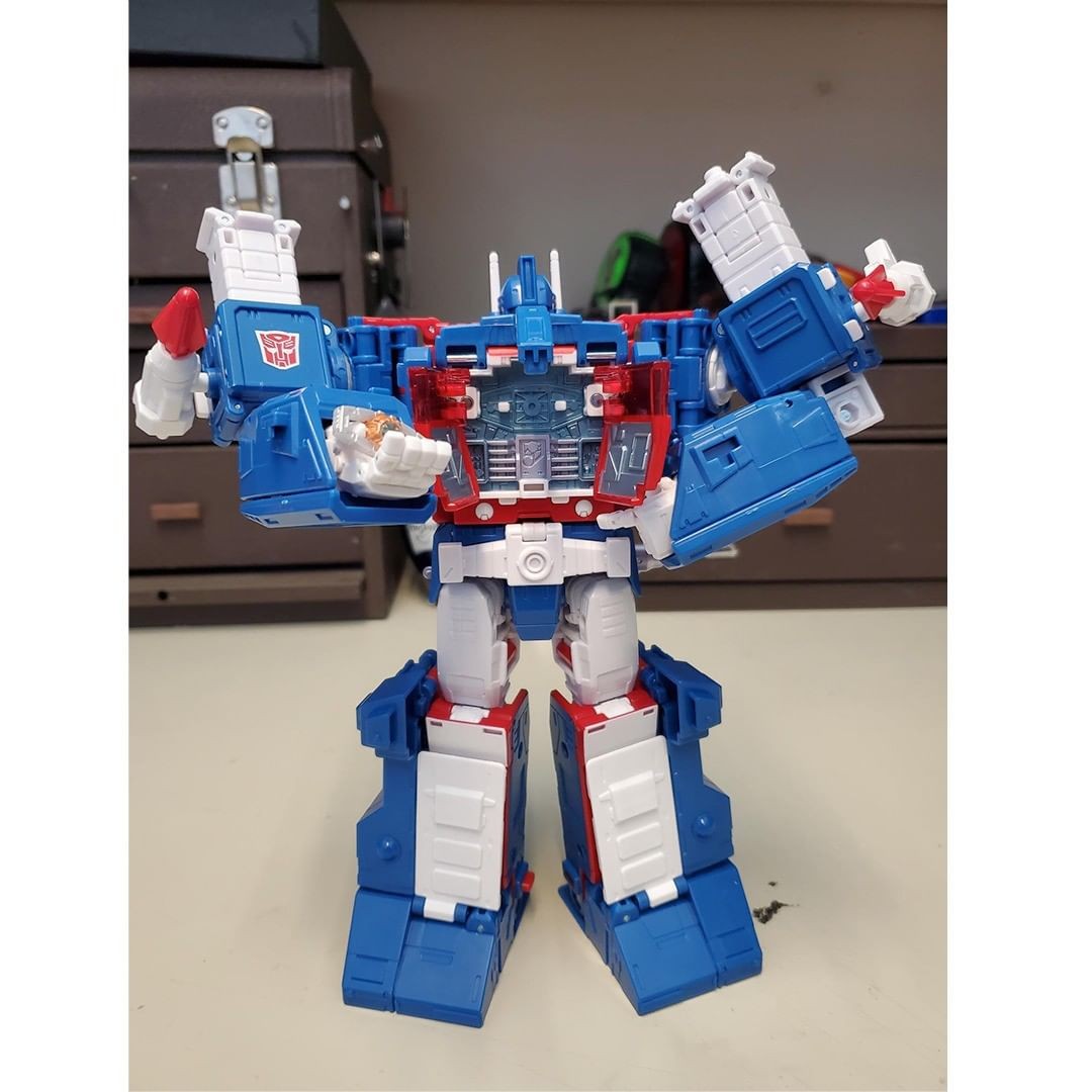 Transformers News: New Images of Commander Class Ultra Magnus show Scale