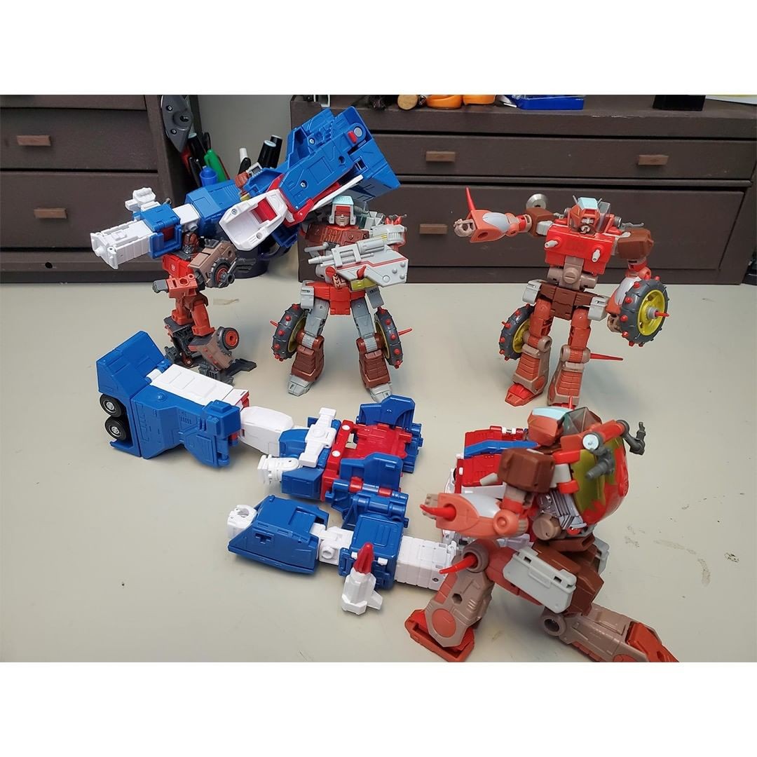 Transformers News: New Images of Commander Class Ultra Magnus show Scale