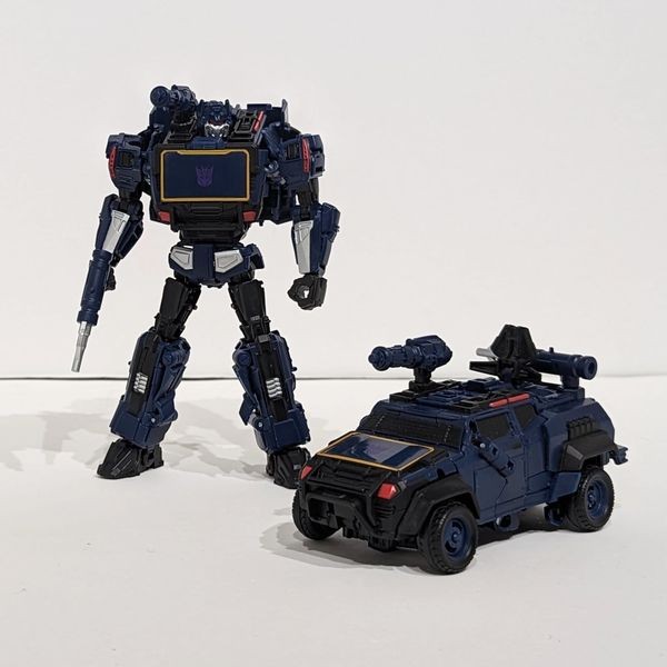 Transformers News: Comparison between Reactivate Soundwave's Toy and Game Model Transformers News: Comparison between Reactivate Soundwave's Toy and Game Model