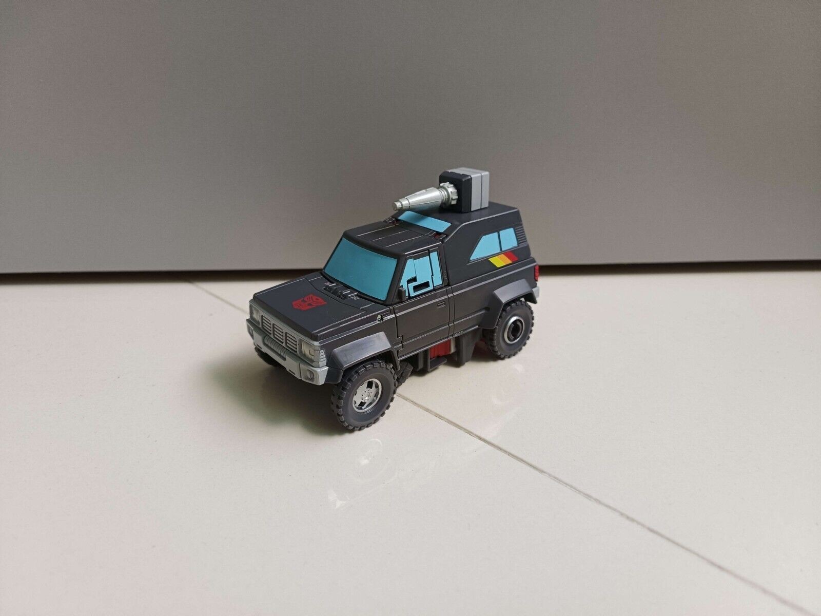 Transformers News: More Images of Gen Selects Trailbreaker in Toon Colours