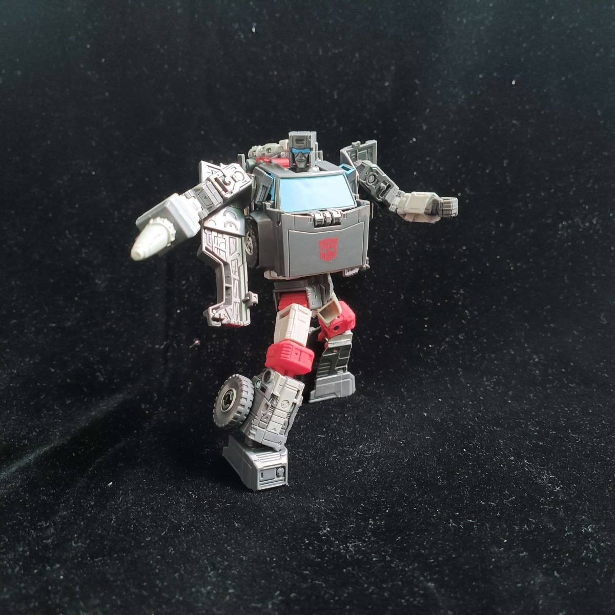 Transformers News: More Images of Gen Selects Trailbreaker in Toon Colours