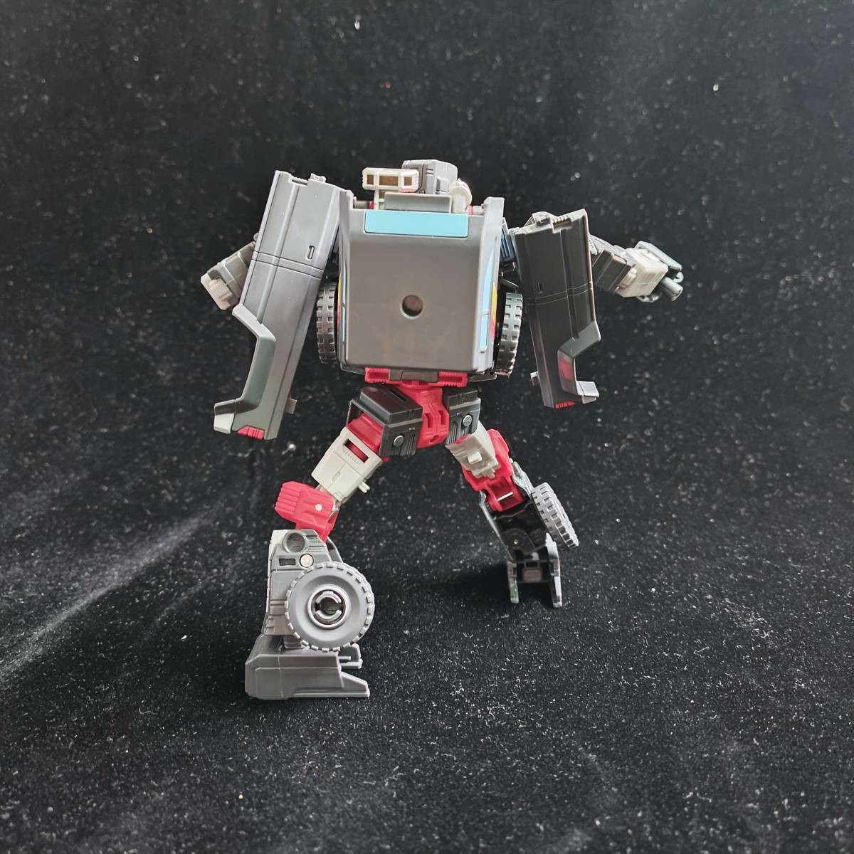 Transformers News: More Images of Gen Selects Trailbreaker in Toon Colours