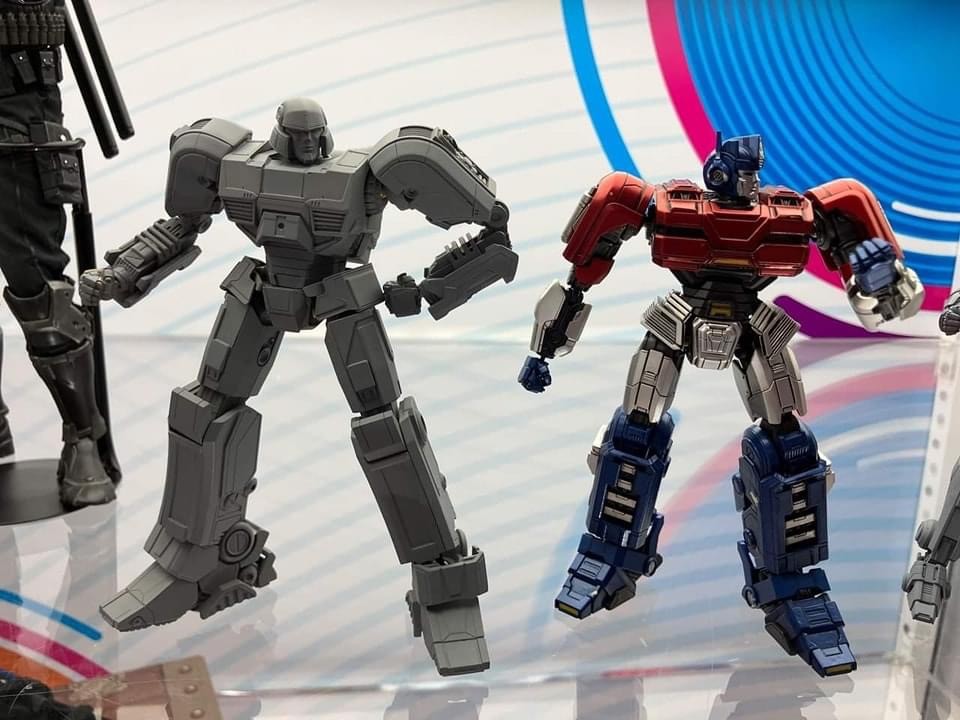 Transformers News: 40th Anniversary G1 Optimus Prime Reissue in Cartoon Colors Among Reveals at SDCC Preview Night Transformers News: 40th Anniversary G1 Optimus Prime Reissue in Cartoon Colors Among Reveals at SDCC Preview Night