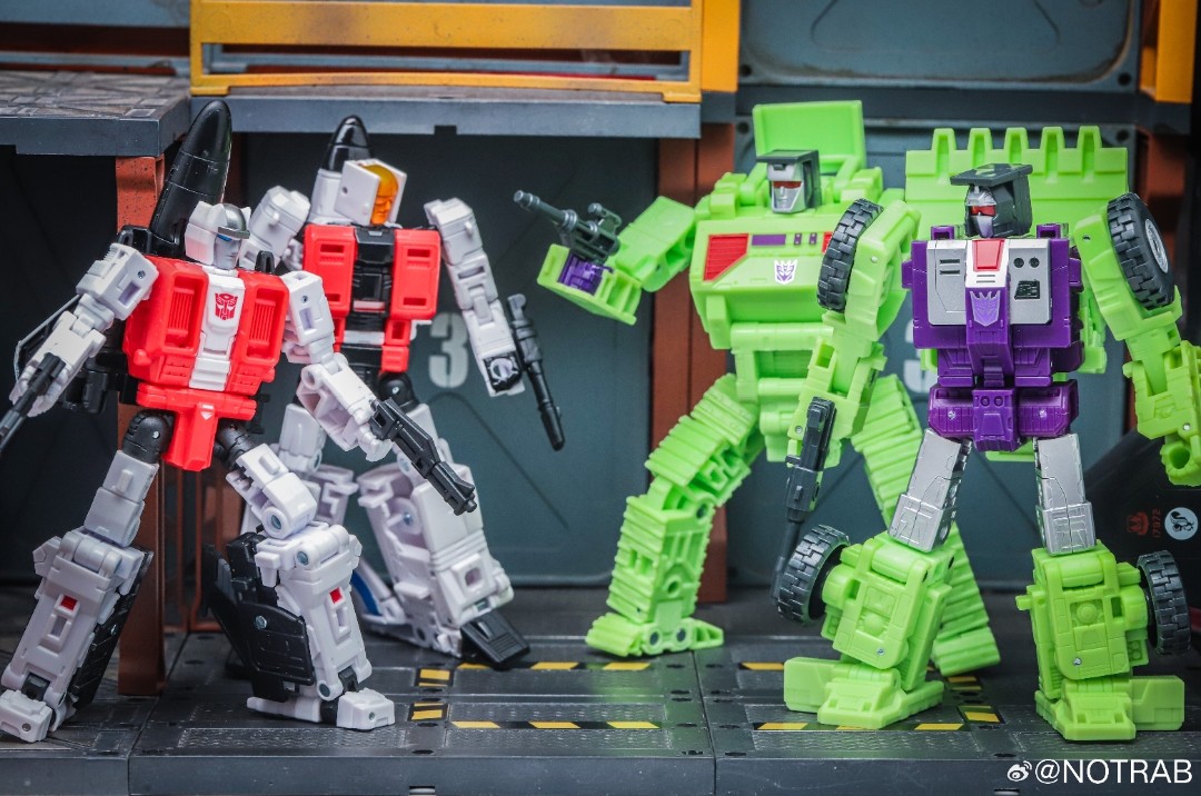 Transformers News: New Images of Constructicons Show Size Comparisons with Aerialbots