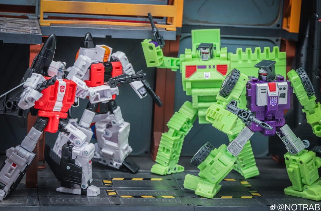 Transformers News: New Images of Constructicons Show Size Comparisons with Aerialbots