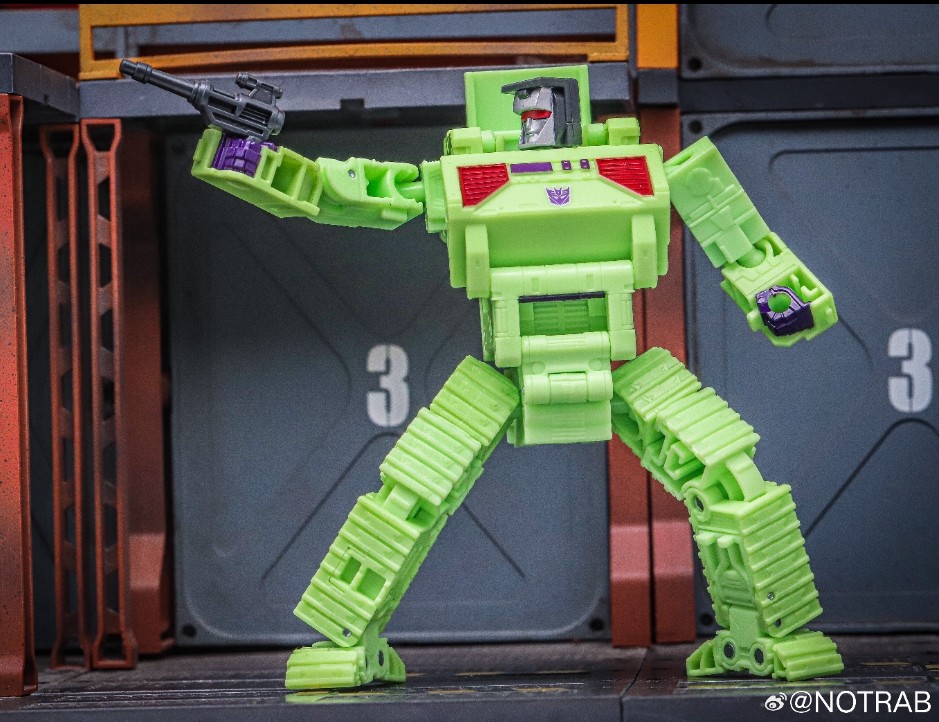 Transformers News: New Images of Constructicons Show Size Comparisons with Aerialbots