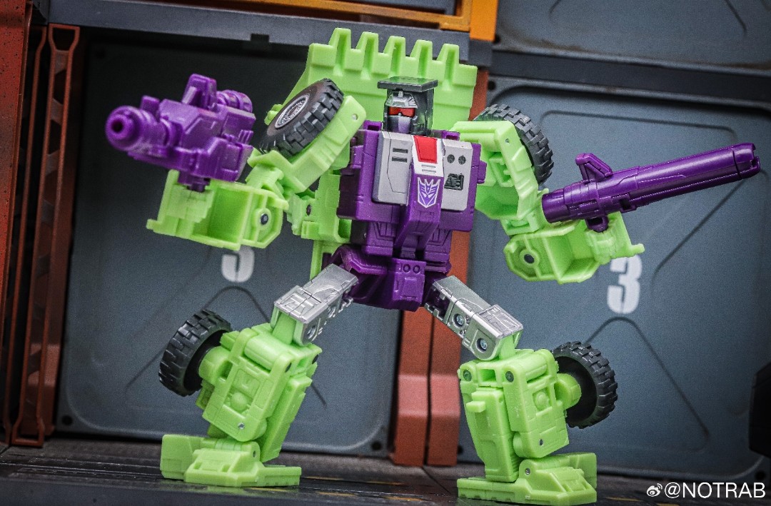 Transformers News: New Images of Constructicons Show Size Comparisons with Aerialbots