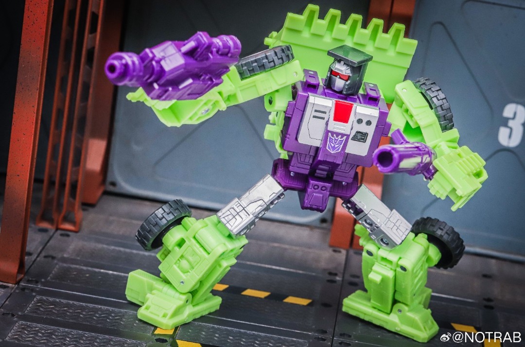 Transformers News: New Images of Constructicons Show Size Comparisons with Aerialbots