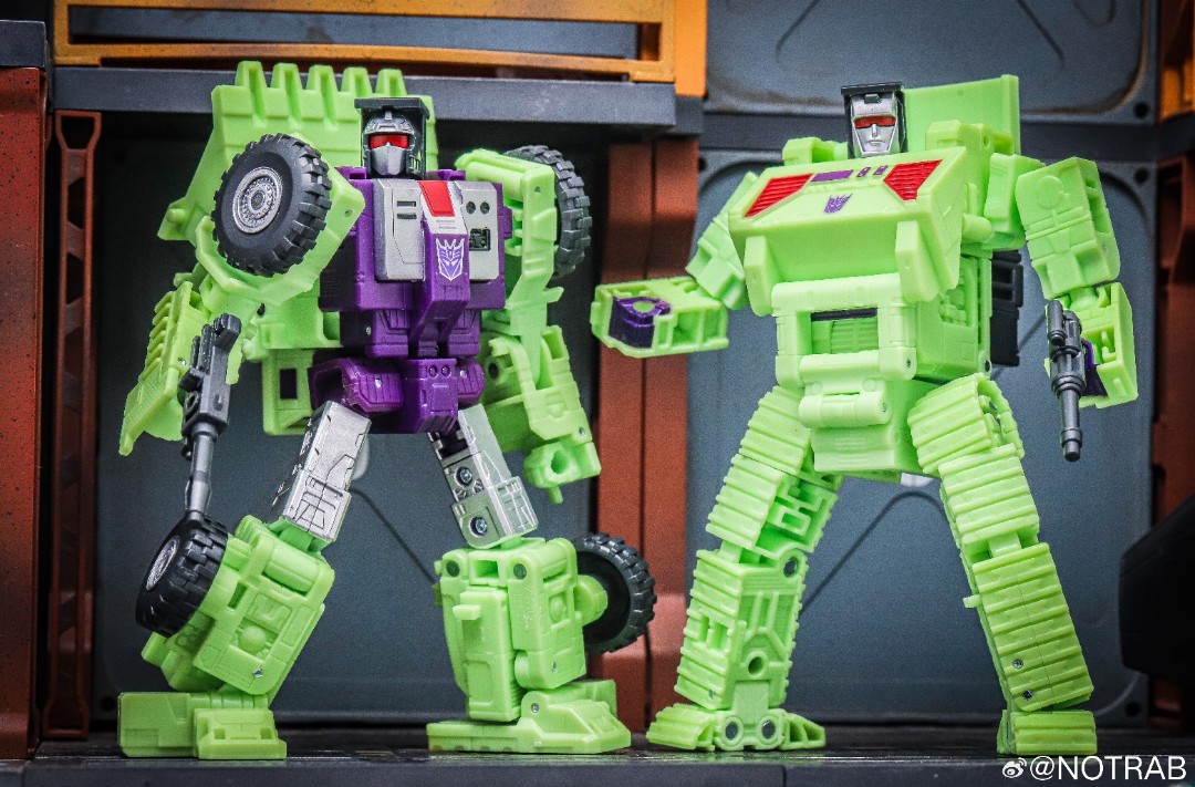 Transformers News: New Images of Constructicons Show Size Comparisons with Aerialbots