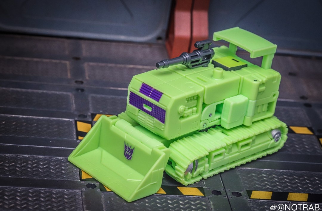 Transformers News: New Images of Constructicons Show Size Comparisons with Aerialbots