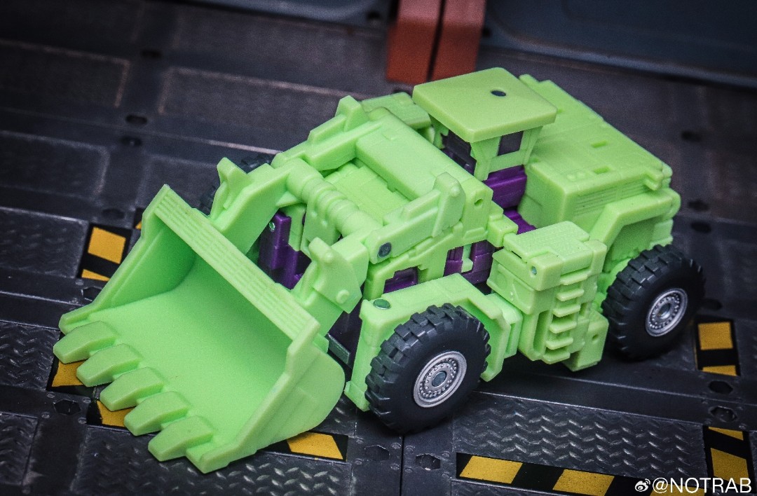 Transformers News: New Images of Constructicons Show Size Comparisons with Aerialbots