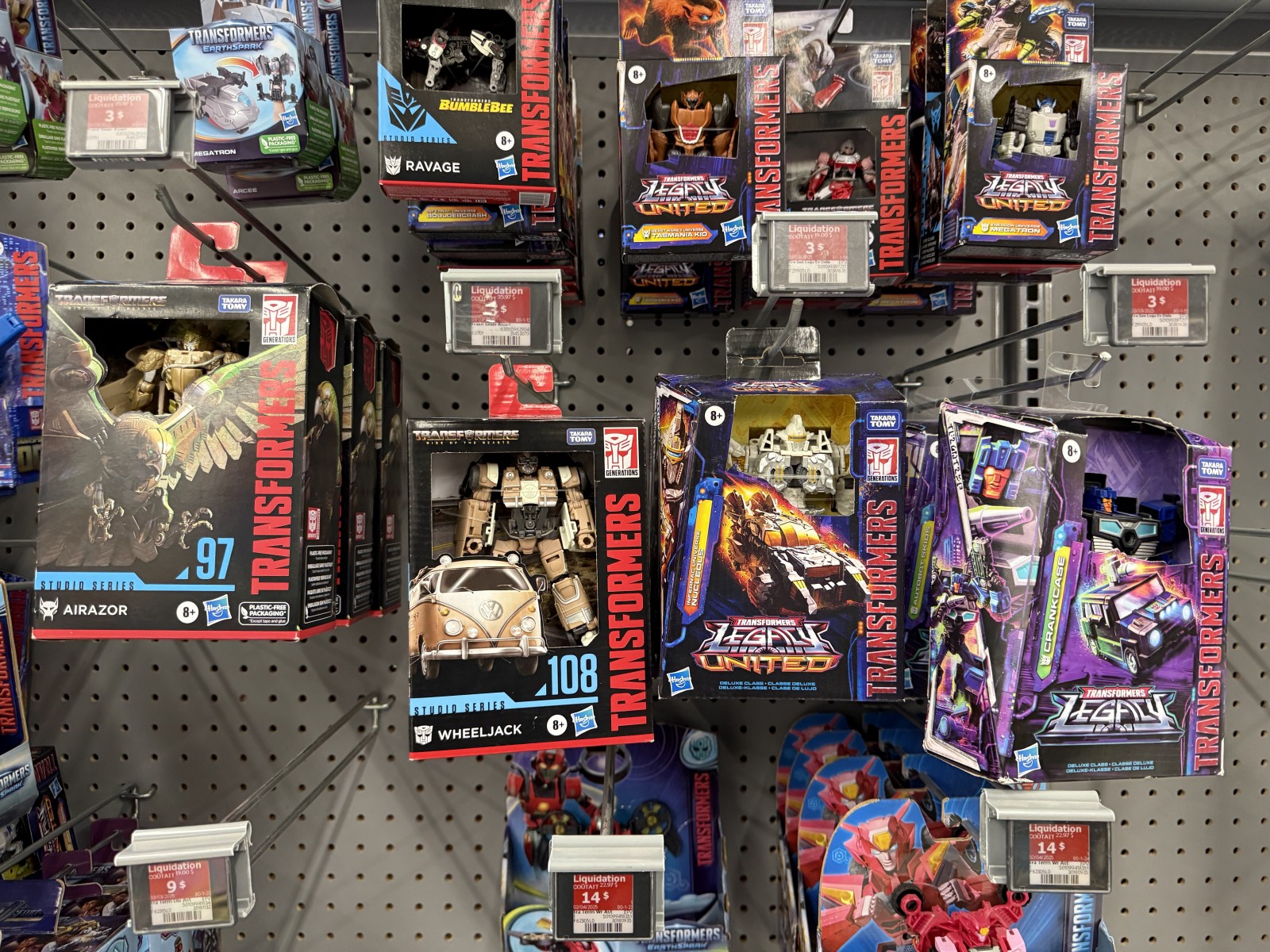 Transformers News: Walmart Canada Liquidating Generations Leaders, Voyagers and Deluxes to $3